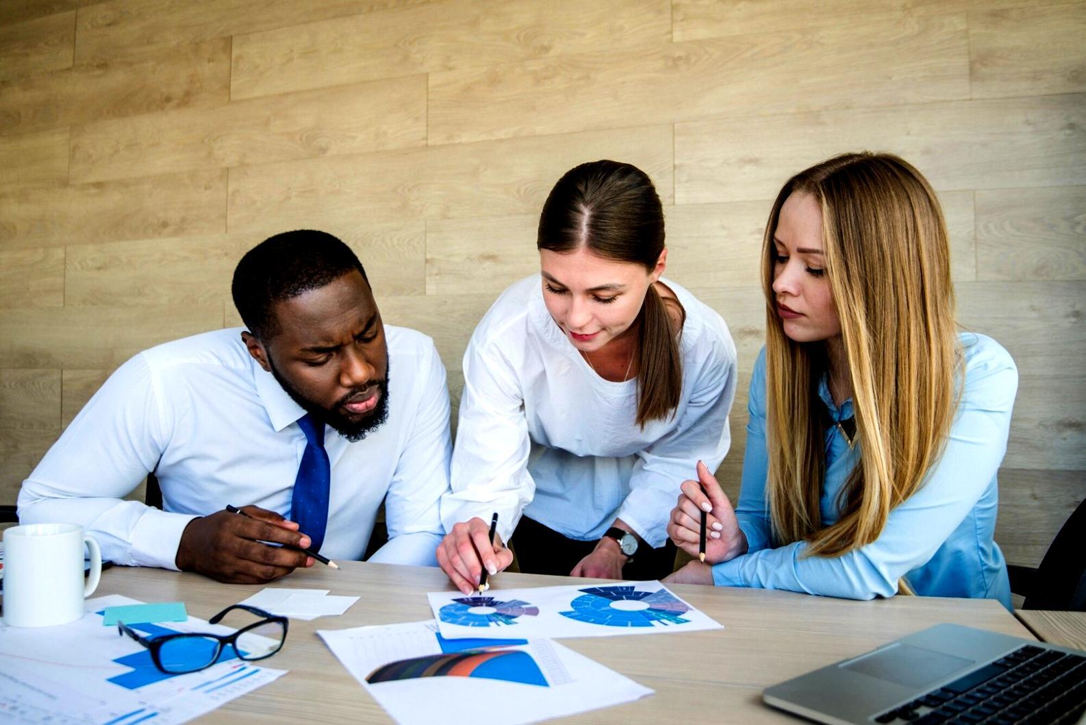 Équipe travaillant sur des projets financiers collaboratifs